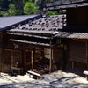 屋根の石