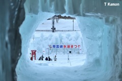 窓を覗けば祭が見える（層雲峡温泉氷瀑まつり①）