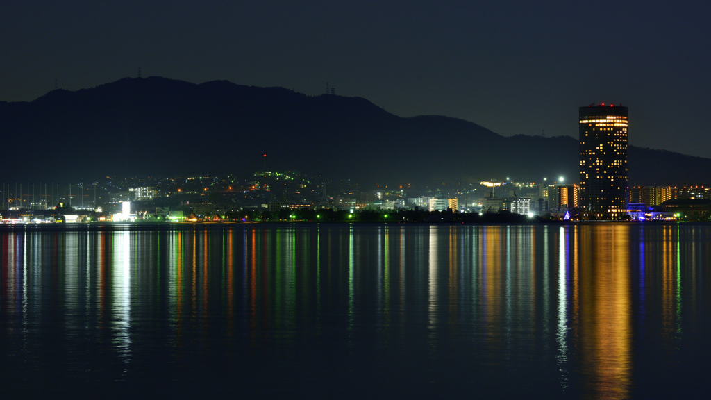 黄砂の夜の街の灯り