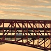 トラス橋に朝日が