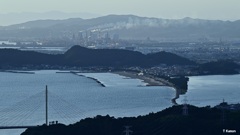 海水浴場と工場