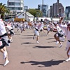 跳ねる