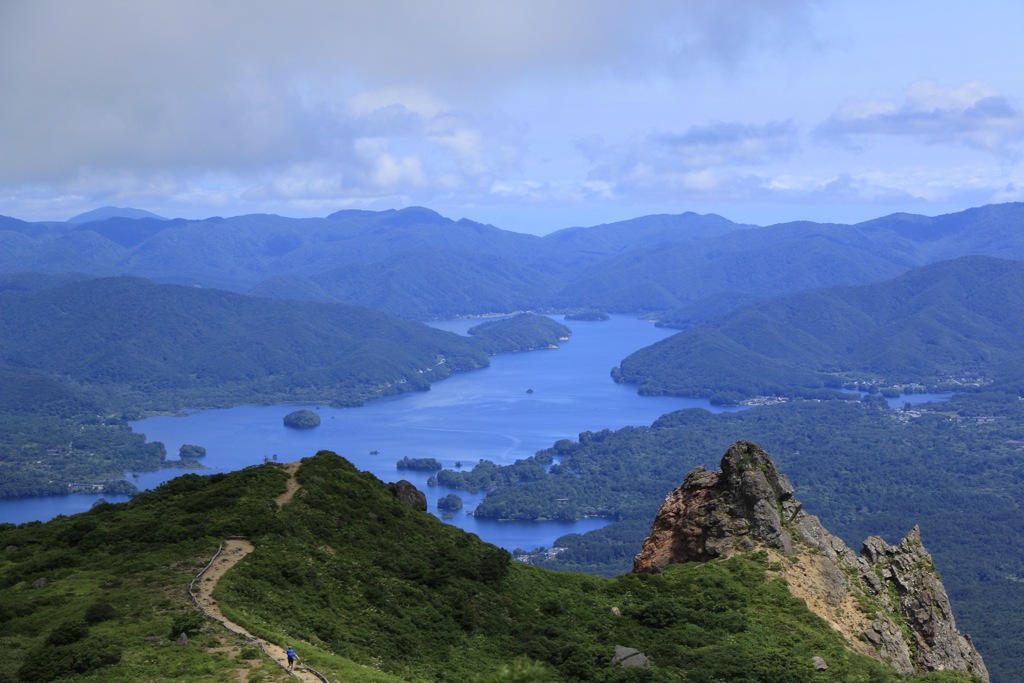 磐梯山山頂から見下ろす桧原湖