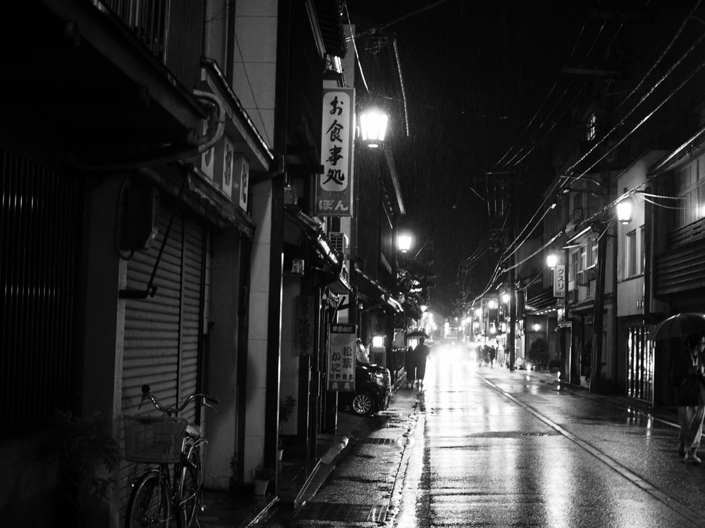 夜の温泉街①