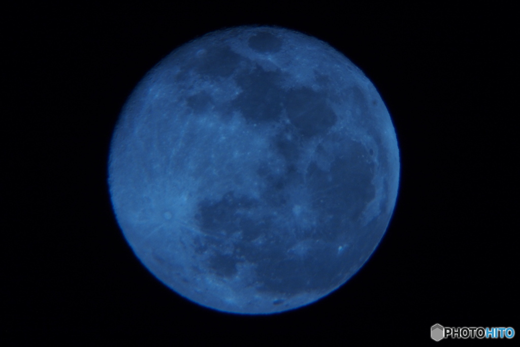 天体望遠鏡を駆使して撮影した満月