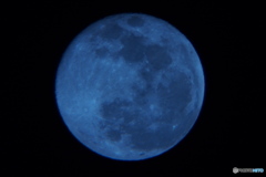 天体望遠鏡を駆使して撮影した満月