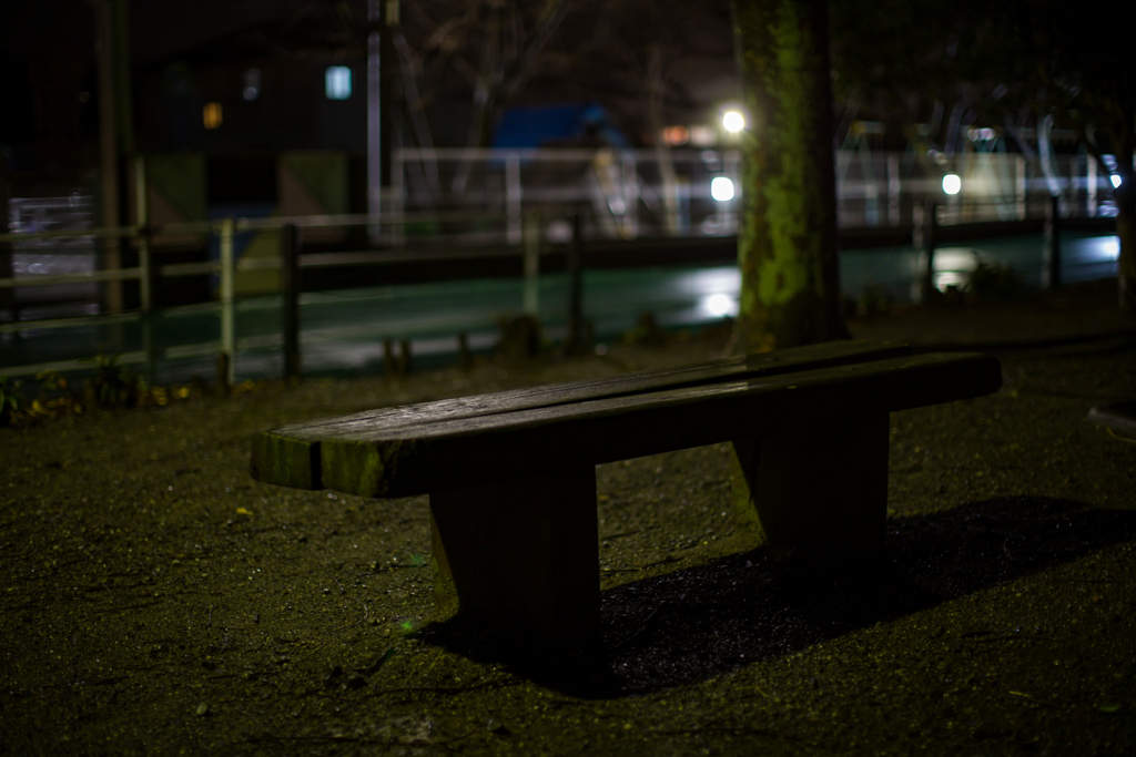 雨の夜のベンチ。