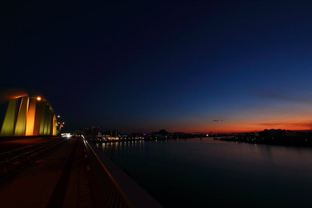 遠ざかる夕照