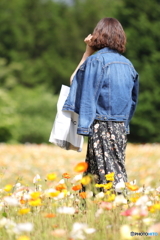 花のような人　～ポピー畑のデニム美女～