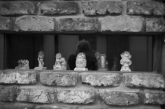 窓辺に佇む６体の像