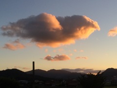 夕焼け空のもくもく雲