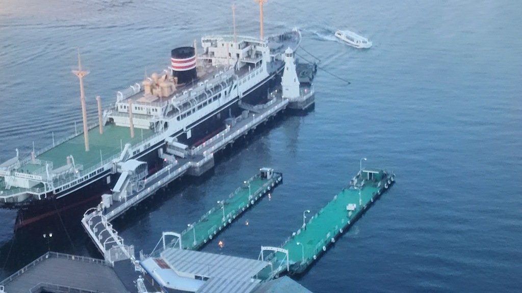 横浜の港に船がある。