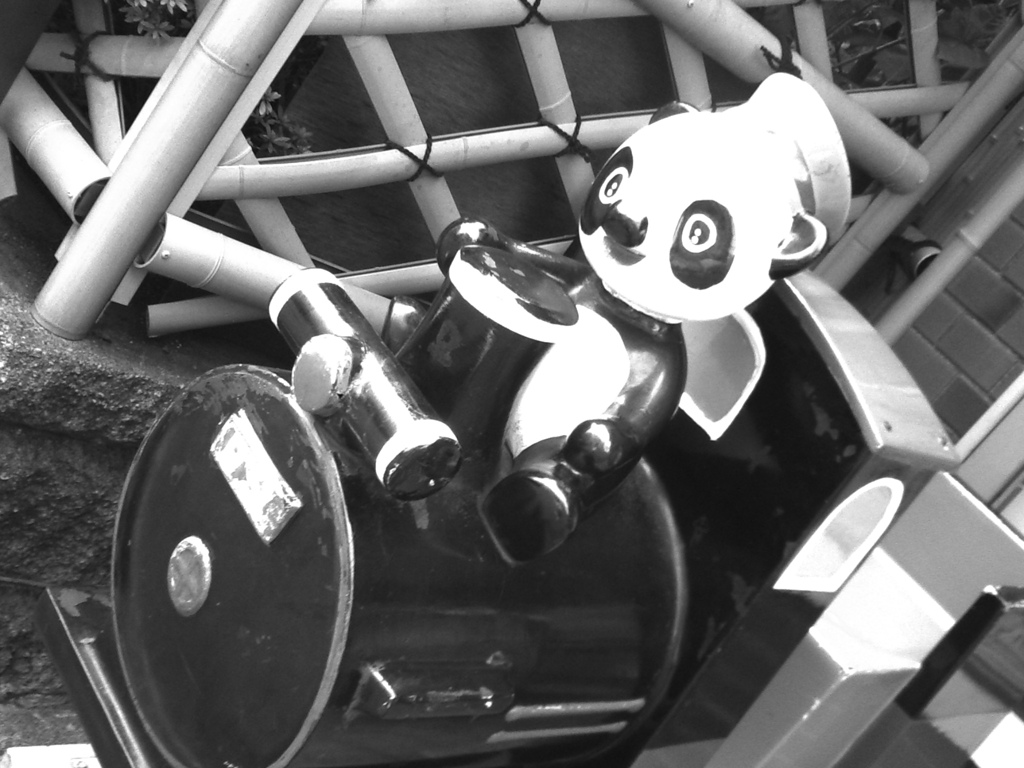 モノクロに拍車がかかったパンダ