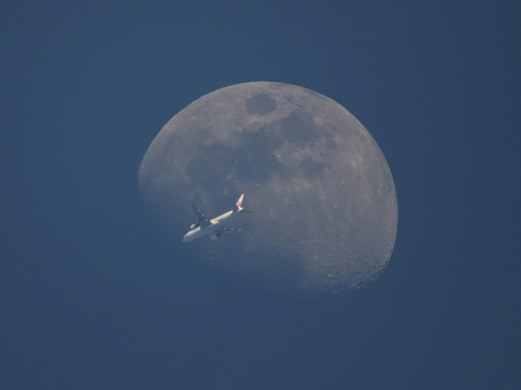 月と飛行機