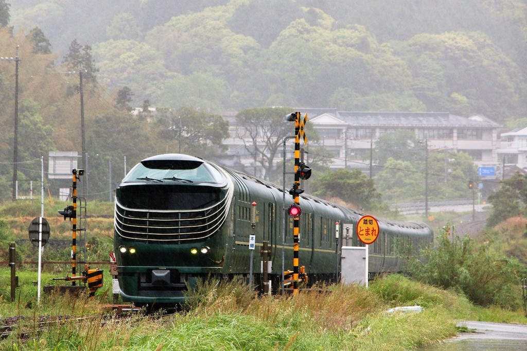 雨の中の瑞風