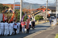 駐在さんに先導されて