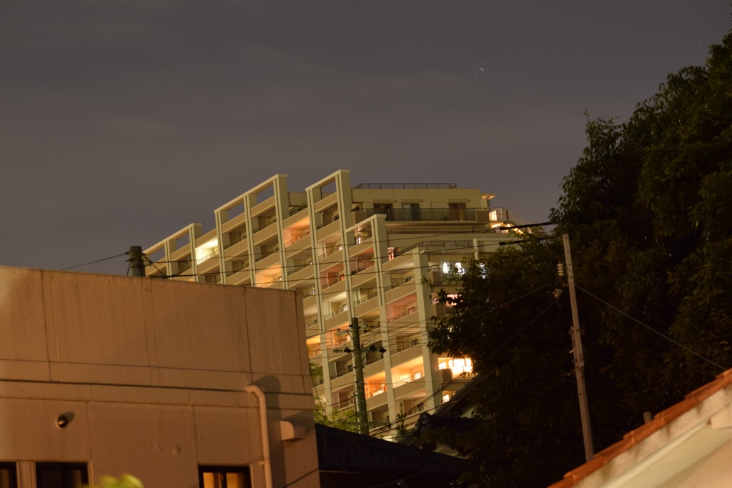 月明りに照らし出された近所のマンション