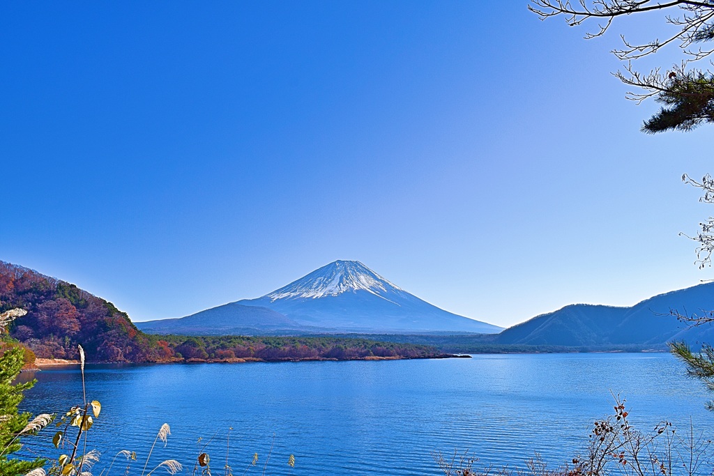 本栖湖と富士山