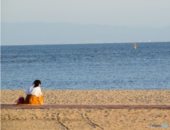 海岸で佇む女子