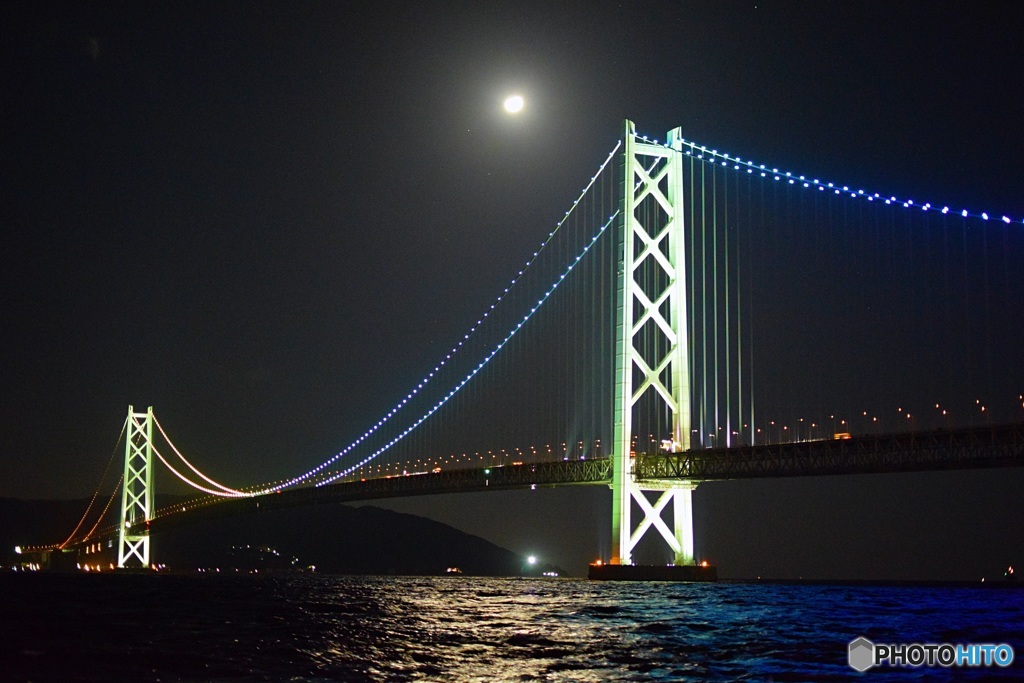 明るい月と明石海峡大橋