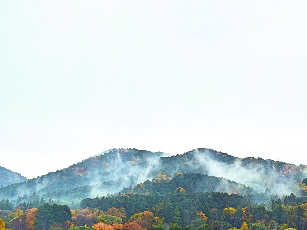 湯気の立つ山