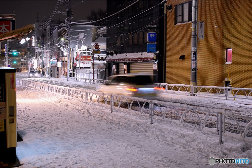 夜の千歳船橋駅前