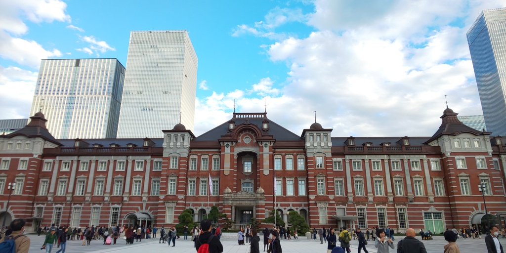 そびえ立つ東京駅