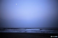 海岸の月