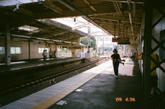 休日、公園の駅