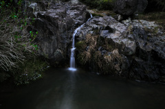 線の細い滝