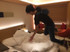 ＠Hotel 寝起きドッキリ　Part.2 Flying Body Splash