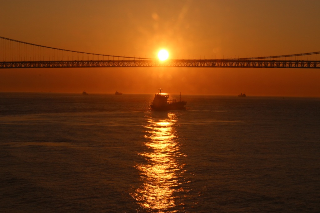 明石海峡大橋から差し込む夕日