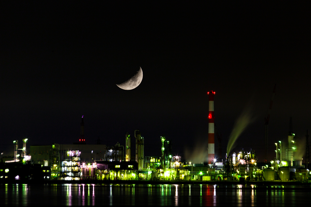工場と月