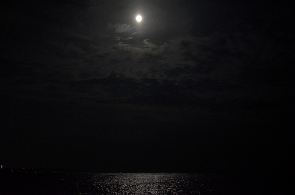 夕日と海と満月の旅