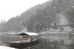 雪降りしきる