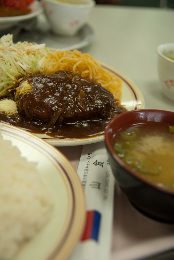 学食のハンバーグ定食430円