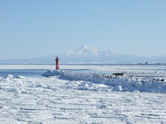 流氷と斜里岳