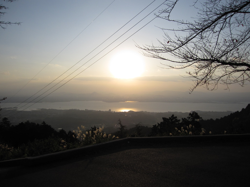 朝日に照らされる琵琶湖