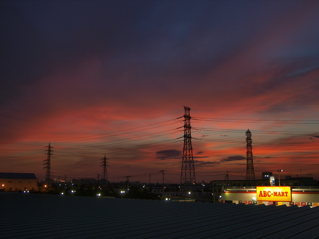 スーパー駐車場からの夕日