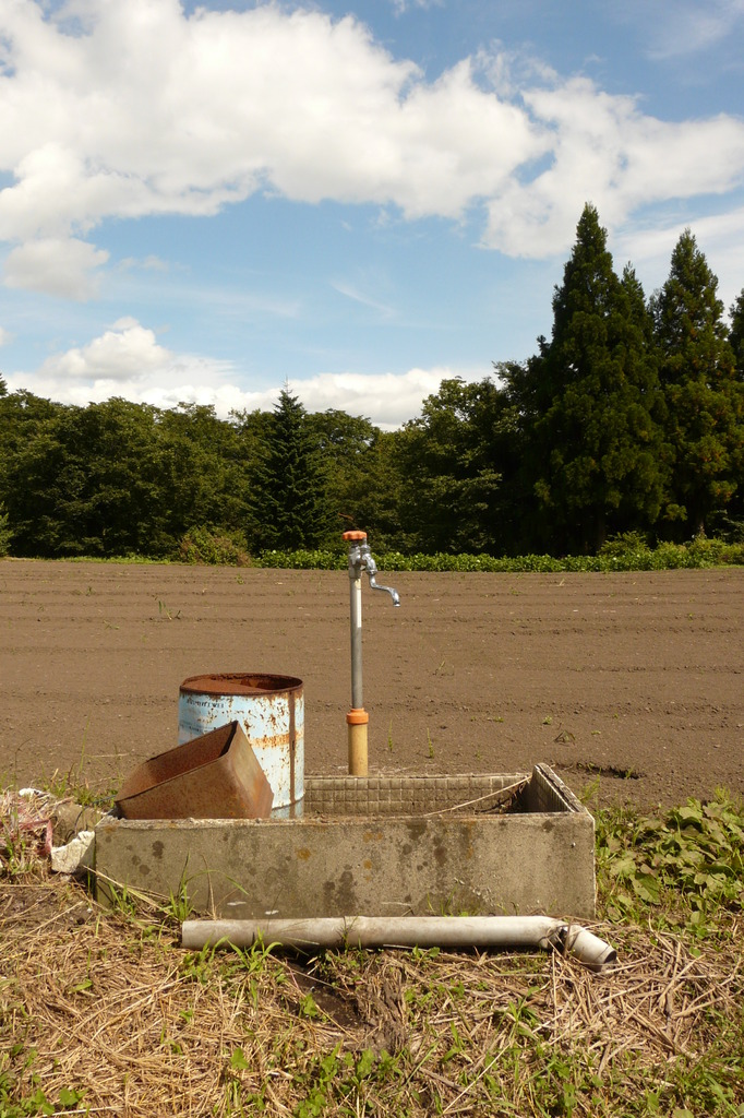 畑の脇の水道