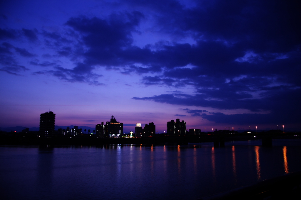 夜明けと見るか、日没と見るか