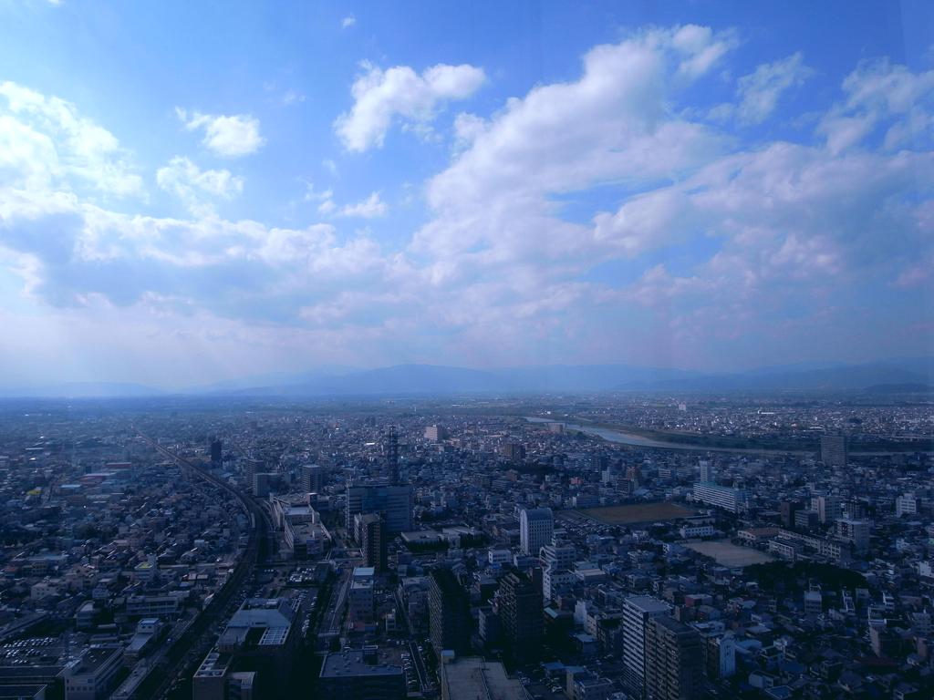 雲と街