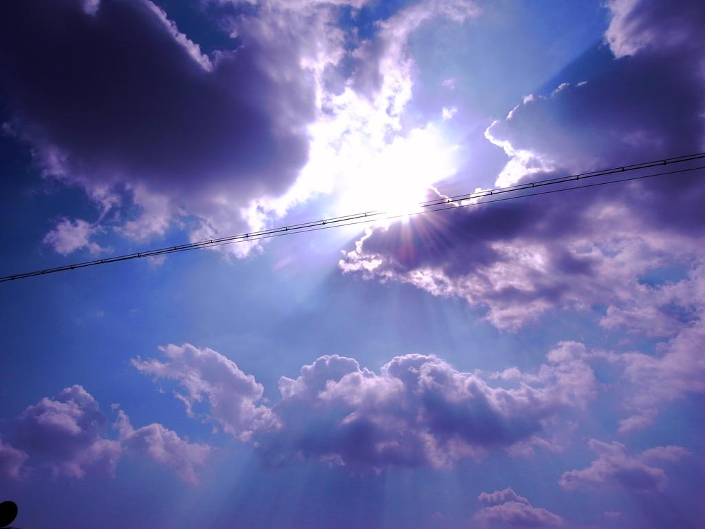 太陽と電線