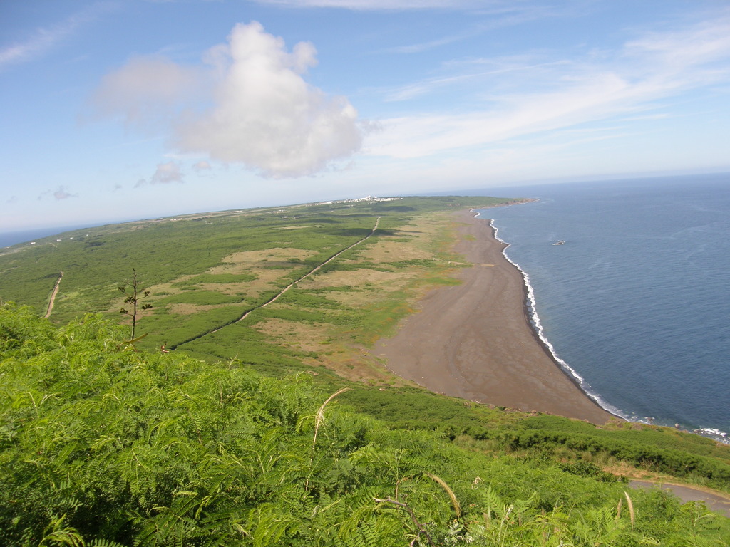 硫黄島・擂鉢山山頂より米軍上陸地