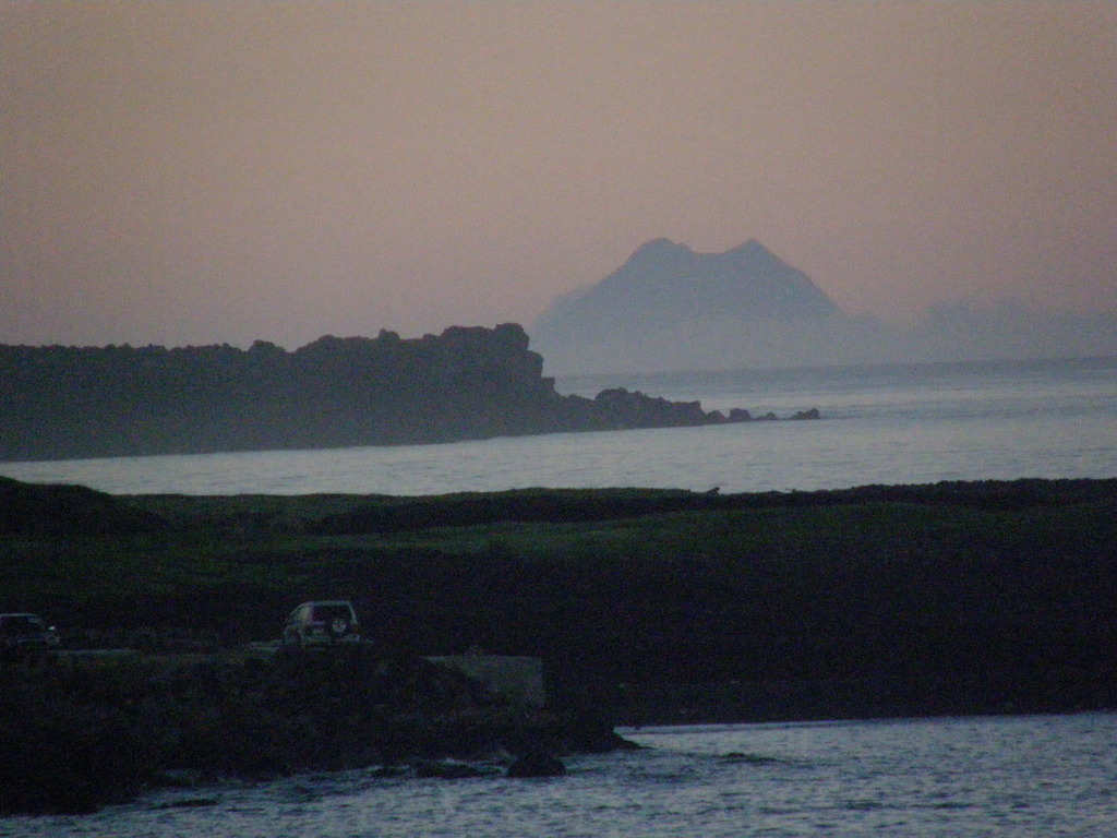 朝靄に煙る北硫黄島