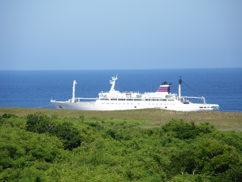 硫黄島沖に停泊中のおがさわら丸