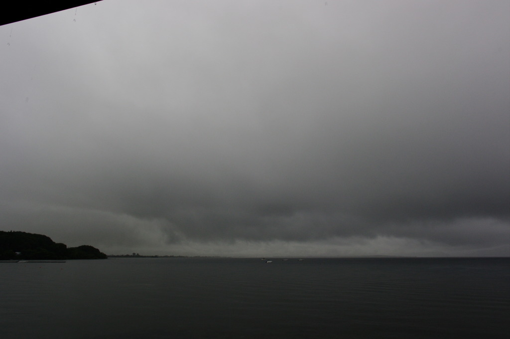 空と湖面の間