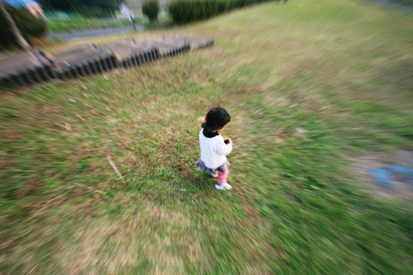 逃げる