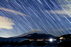 富士に降り注ぐ星跡