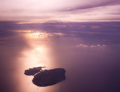 紅の島、紫の海